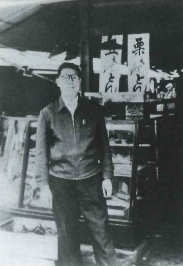 Founder standing at the sales floor of Osechi in the early days of the company.