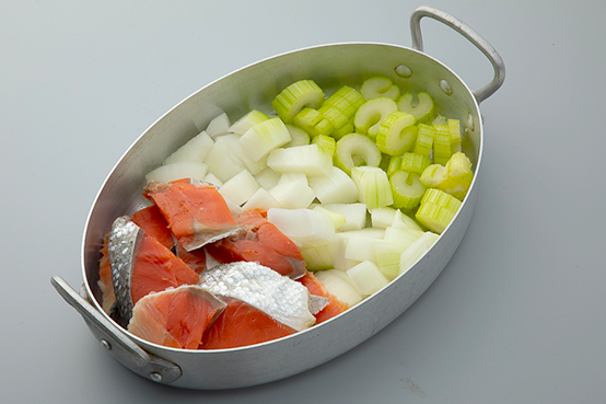 鮭とスープのベースとなる野菜