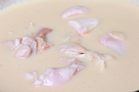 豆乳鍋の素とみそを入れ煮立て、鶏肉を入れる