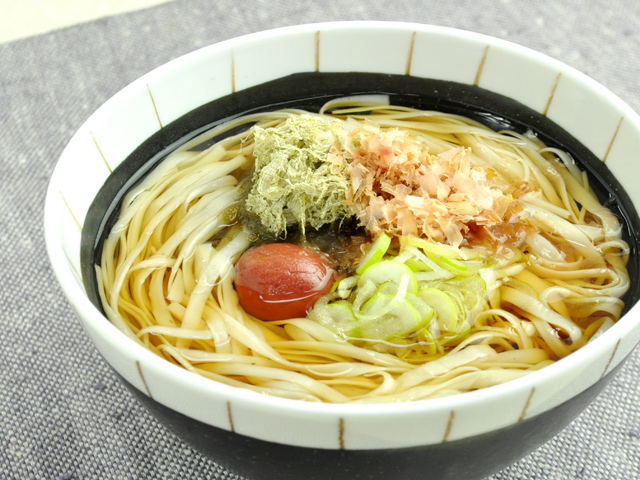 糖質０g麺のとろろ昆布と梅干し温麺　【糖質：12.2ｇ】