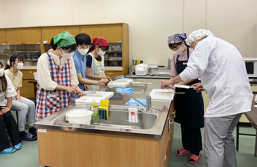 成型後のちくわを持つ学生さん（後列の3人）