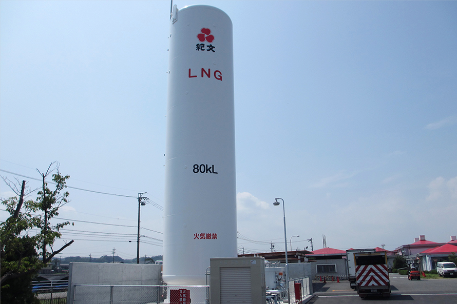 静岡工場に設置されている、燃焼時にCO2発生量の少ないLNG用タンク