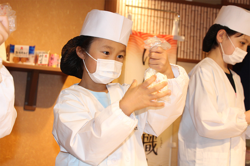 Children cooking with hanpen