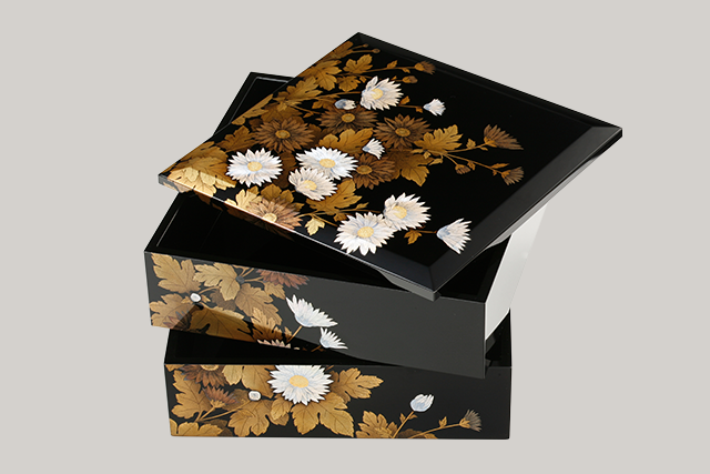 Makie tiered box with chrysanthemum design
