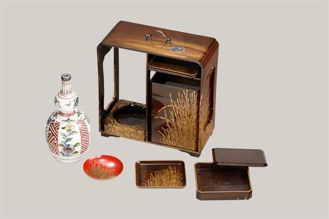 A picnic set with scouring rush design in makie
