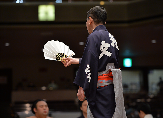 A yobidashi’s (announcer’s) costume with the characters for Kibun