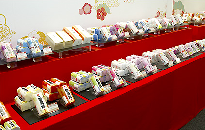 蒲鉾が約50種類が並ぶ、商談会場