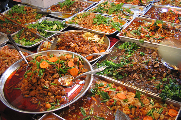 タイ、バンコクにあるお惣菜の店の料理。いわゆるタイカレーや炒めもの等々、塩辛や魚醤を使っていない料理はないと言っていい。