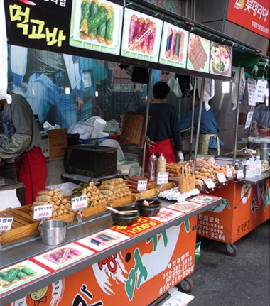 韓国では、屋台で様ざまな種類の練りもののスナックが売られている。