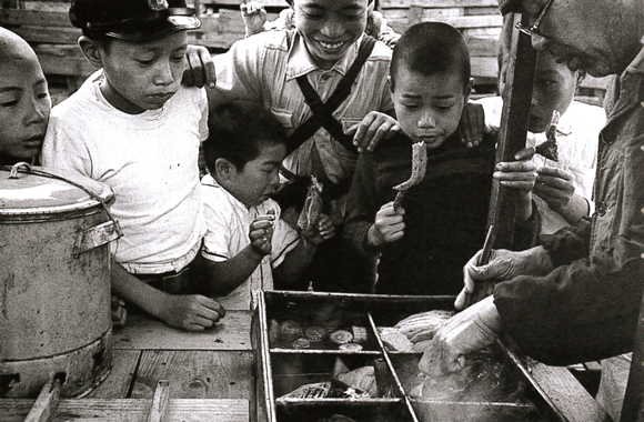 おでんの屋台に群がる子どもたち「おでん屋　江東　1955年」写真：土門拳