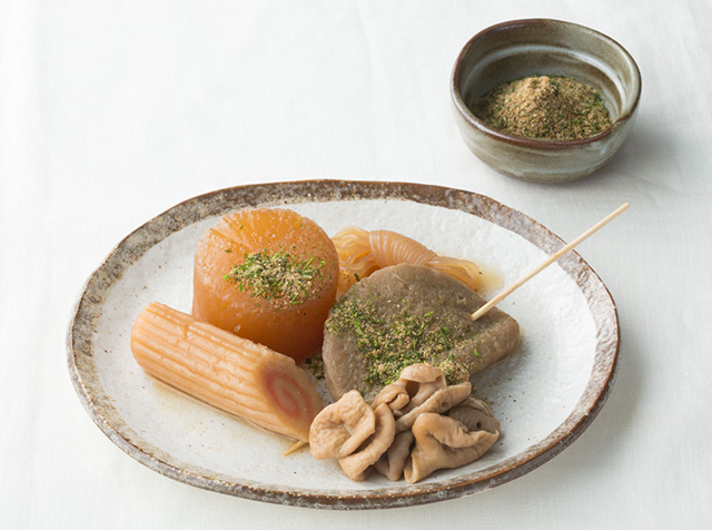 だし粉をかけて食す静岡風おでん