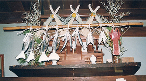 正月の神棚に飾られた「懸けの魚」（千葉県館山市相浜の漁師宅）