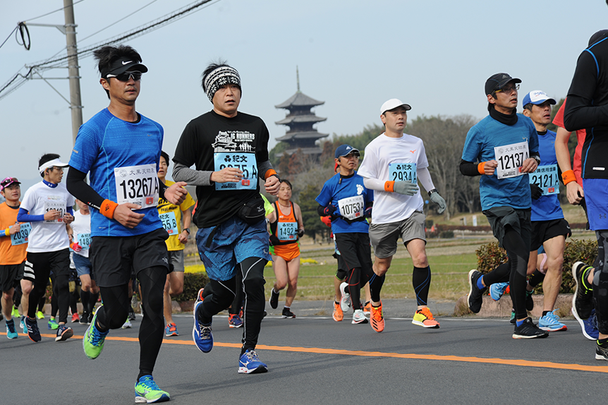 吉備路を疾走するランナー